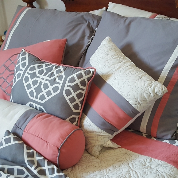 Elegant Gray and Pink Comforter Set - Picture 5 of 11